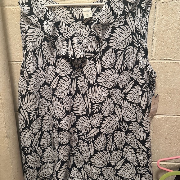 Terra & Sky Tops - Black and White Leaf Print‎ Women's Top